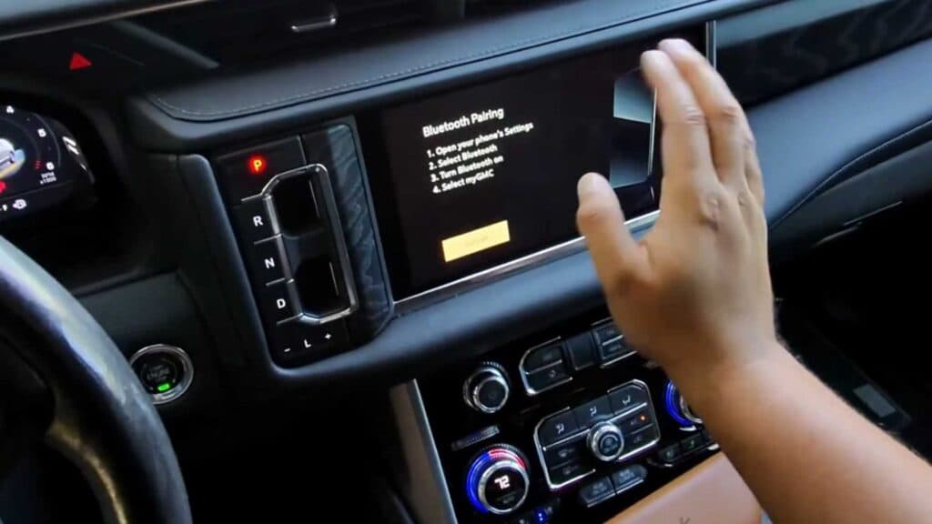 How to Switch Between Multiple iPhones on Apple CarPlay